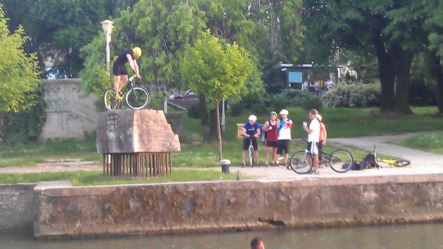 Neki bajkeri sa akrobatskim biciklovima bez siceva, cuda rade...
