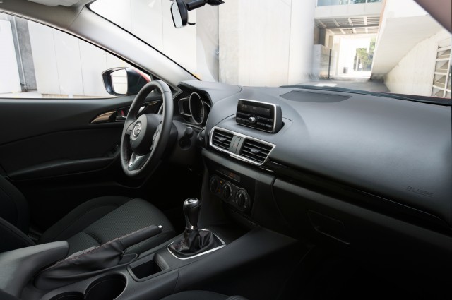 2014-Mazda3-interior-cockpit.jpg